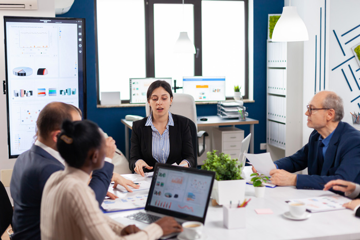 Equipe discutindo sobre a implantação de ERP.